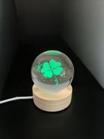 Kristallen bol lamp klavertje vier - Zout(lampen) - Spiritueelboek.nl