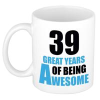 Verjaardag 39 jaar Koffiemok Cadeau - Great years of being awesome - wit/blauw