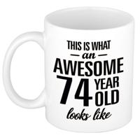 This is what an awesome 74 year old looks like - cadeau koffiemok - 300 ml - verjaardag 74 jaar