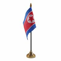 Vlag Noord Korea tafelvlaggetje - 10 x 15 cm - met gouden standaard - Hoogte 27 cm