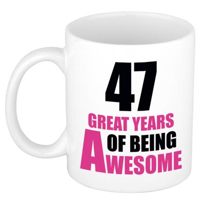 Verjaardag 47 jaar Koffiemok Cadeau - Great years of being awesome - wit/roze - voor dames