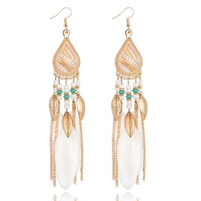 Bohemian oorhangers met witte veren en kraaltjes 135 mm