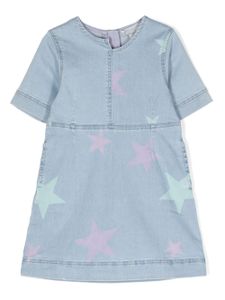 Stella McCartney Kids robe en jean à étoiles imprimées - Bleu