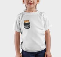 Kat in borstzak t-shirt