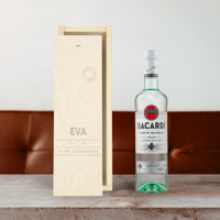 Rum in gegraveerde kist - Bacardi