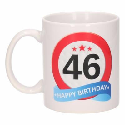 46 jaar Verjaardag koffiemok - cadeau beker - stopbord print - 300 ml - keramiek - wit