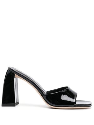 BY FAR mules en cuir verni 100 mm - Noir