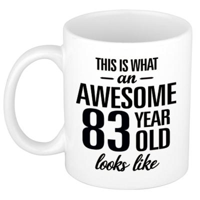 This is what an awesome 83 year old looks like - cadeau koffiemok - 300 ml - verjaardag 83 jaar