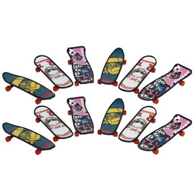 Gerimport Vinger skateboard - 12x stuks - grafische print - 10 x 3 cm - uitdeel cadeau