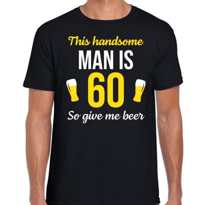 Verjaardag t-shirt 60 jaar - this handsome man is 60 give beer - zwart - heren - zestig cadeau shirt