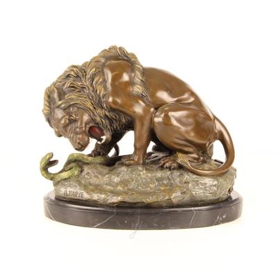 BRONZEN BEELD VAN EEN LEEUW EN EEN SLANG