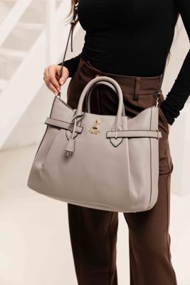 Guess Yesba Saffiano Handtas Dames Bruin - Maat One Size - Kleur: Bruin | Soccerfanshop Guess Yesba Saffiano Handtas Dames Bruin - Maat One Size - Kleur: Bruin | Soccerfanshop