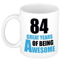 Verjaardag 84 jaar Koffiemok Cadeau - Great years of being awesome - wit/blauw