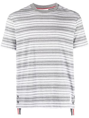 Thom Browne t-shirt en coton à rayures - Gris