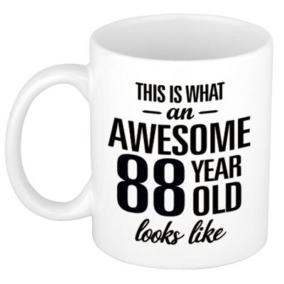 This is what an awesome 88 year old looks like - cadeau koffiemok - 300 ml - verjaardag 88 jaar This is what an awesome 88 year old looks like - cadeau koffiemok - 300 ml - verjaardag 88 jaar