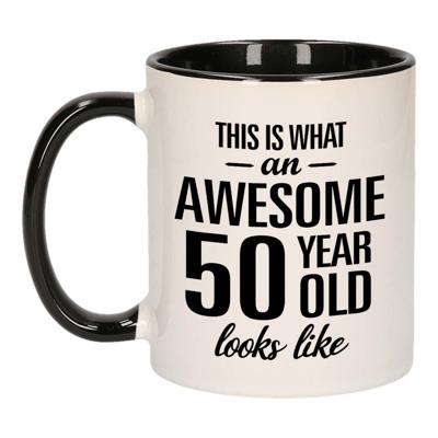 Cadeau Awesome 50 years old - koffiemok - beker - zwart met wit - 300 ml - keramiek - Sarah - cadeau
