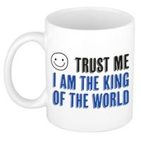 Cadeau koffie/thee mok - trust me King of the world - blauw - keramiek - 300 ml