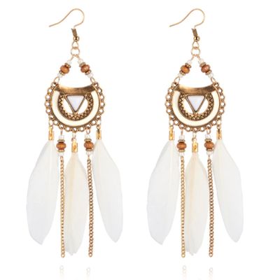 Bohemian oorhangers rond met witte veren en kralen 105 mm