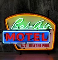 Bel Air Motel Neon Met Achterplaat 65 x 45 cm