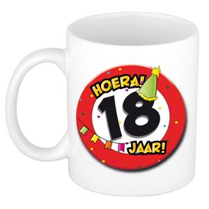 Hoera 18 jaar mok/beker verkeersbord - keramiek - 300 ml   -