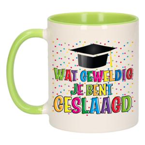 Bellatio Decorations Geslaagd cadeau mok - groen - Geweldig Geslaagd - Ca. 300 ml   -