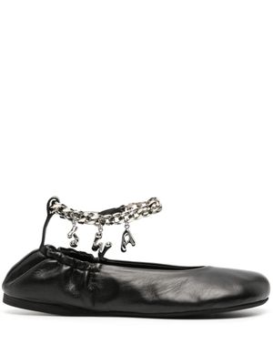 JW Anderson ballerines en cuir à breloque logo - Noir