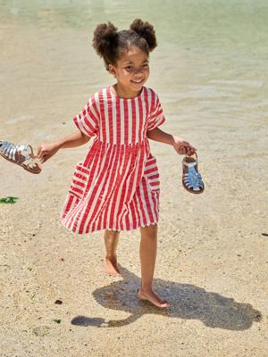 Meisjesjurk in seersucker rood, gestreept