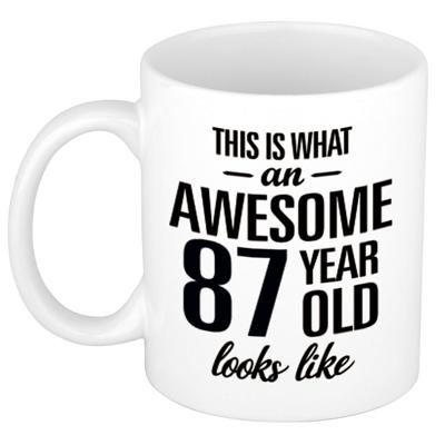 This is what an awesome 87 year old looks like - cadeau koffiemok - 300 ml - verjaardag 87 jaar