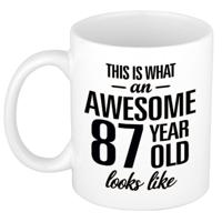 This is what an awesome 87 year old looks like - cadeau koffiemok - 300 ml - verjaardag 87 jaar