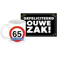 Verjaardag cadeau mok/beker 65 jaar print 300 ml + A5-size wenskaart ouwe zak