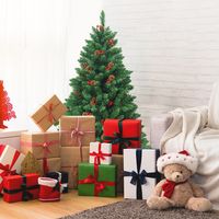 135 cm Kerstboom 516 Takken Premium PVC Spelden Scharnierende Kunstkerstboom met Dennenappels en Rode Bessen Voorverlichte Kerstboom