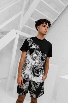 Versace Jeans Couture Pan Barocco Jersey T-Shirt Heren Zwart/Wit - Maat M - Kleur: WitZwart | Soccerfanshop Versace Jeans Couture Pan Barocco Jersey T-Shirt Heren Zwart/Wit - Maat M - Kleur: WitZwart | Soccerfanshop