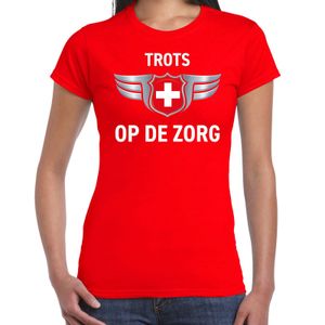 Trots op de zorg zilveren schild t-shirt rood voor dames