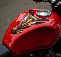 Boze bij motor sticker