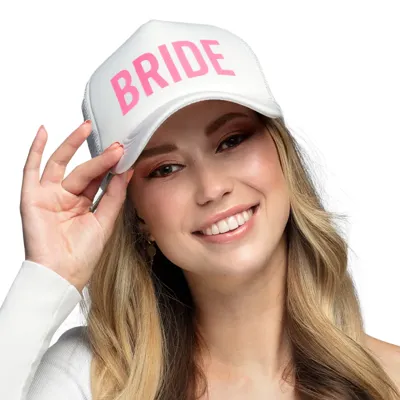 Pet &apos;Bride&apos; Wit