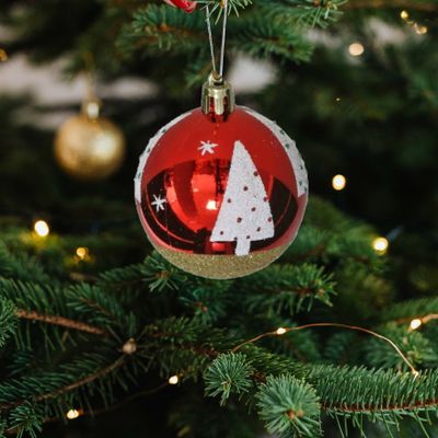 Gedecoreerde kerstballen - 18x st - 6 cm - kunststof - rood met kerstboom