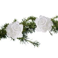 2x stuks kerstboom bloemen op clip wit en besneeuwd 10 cm - thumbnail