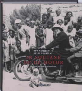 In soutane op de motor (Hardback)