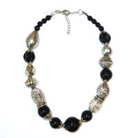 Korte Ketting met Zwarte en Zilveren Kralen