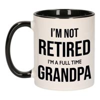 Im not retired im a full time grandpa koffiemok - 300 ml - wit met zwart - opa / kantoorhumo