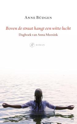Boven de straat hangt een witte lucht (Paperback)