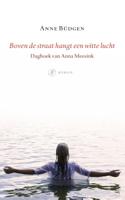 Boven de straat hangt een witte lucht (Paperback)