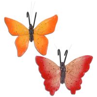 Tuindecoratie bloempothanger vlinder - set 2x - rood/oranje- kunststeen - 13 x 10 cm - Tuinbeelden