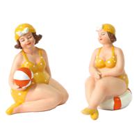 Woonkamer decoratie beeldjes set van 2 dikke dames - geel badpak - 11 cm - Beeldjes