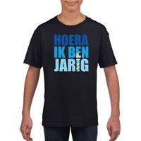 T-shirt zwart voor jongens hoera ik ben jarig blauwe tekst