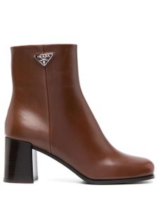 Prada bottines en cuir à plaque logo - Marron