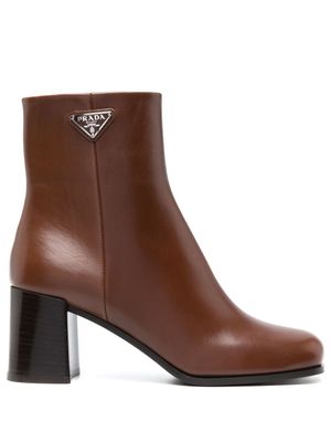 Prada bottines en cuir à plaque logo - Marron