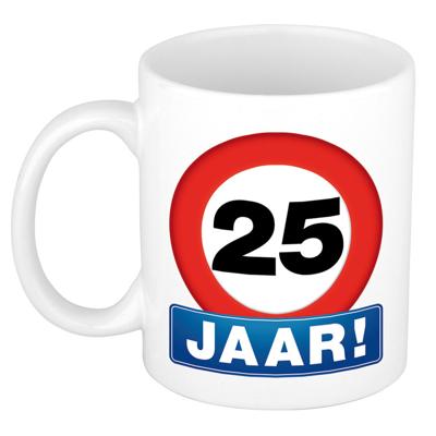 Verjaardag koffiemok - drink beker - thema 25 jaar - leeftijd verkeersbord - 300 ml - keramiek Verjaardag koffiemok - drink beker - thema 25 jaar - leeftijd verkeersbord - 300 ml - keramiek
