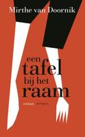 Een tafel bij het raam
