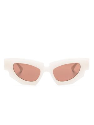 Kuboraum lunettes de soleil à monture papillon - Blanc